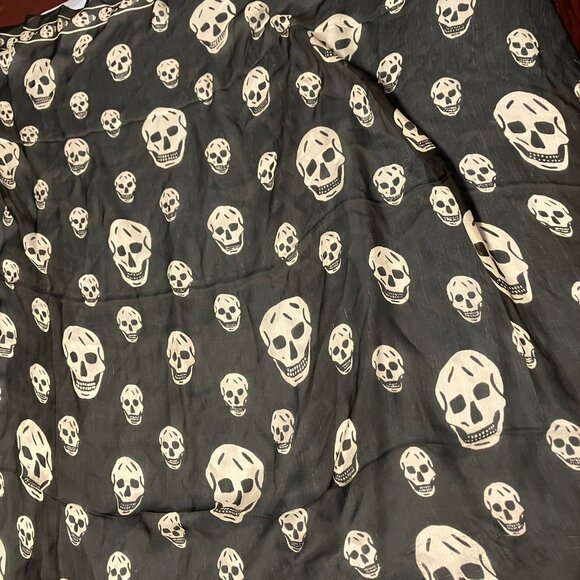 Alexander Mcqueen Classic silk skull scarf - Picture 1 of 4
